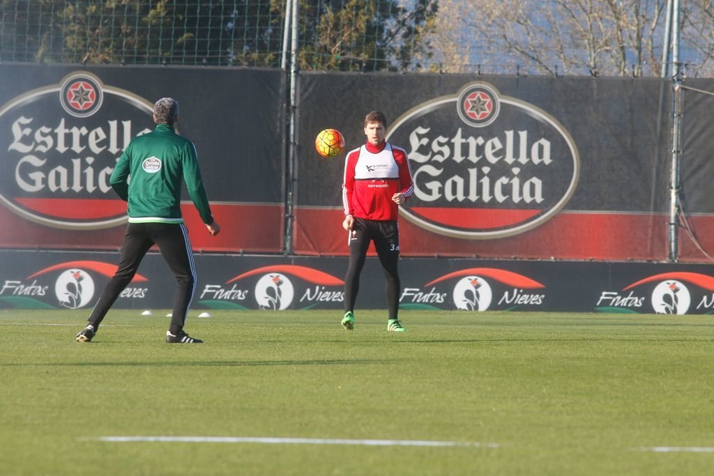Andreu Fontás se ejercita junto a Roberto Bonano durante un entrenamiento reciente en A Madroa.