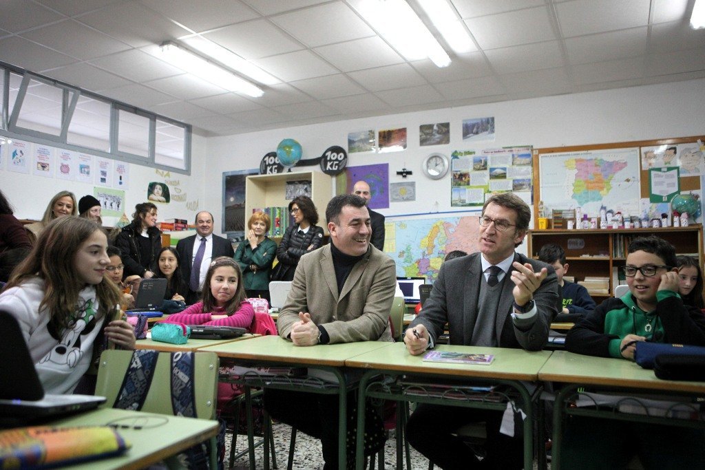 El presidente de la Xunta, ayer durante su visita al centro escolar de Celanova.
