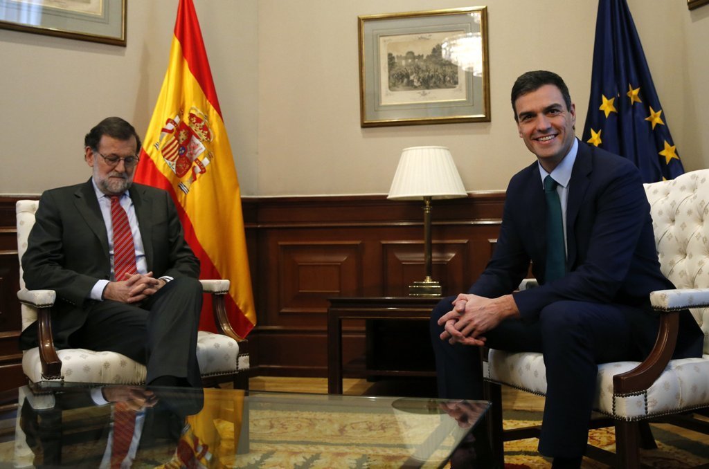 Mariano Rajoy, pensativo, y Pedro Sánchez, muy sonriente, momentos antes de su breve encuentro.