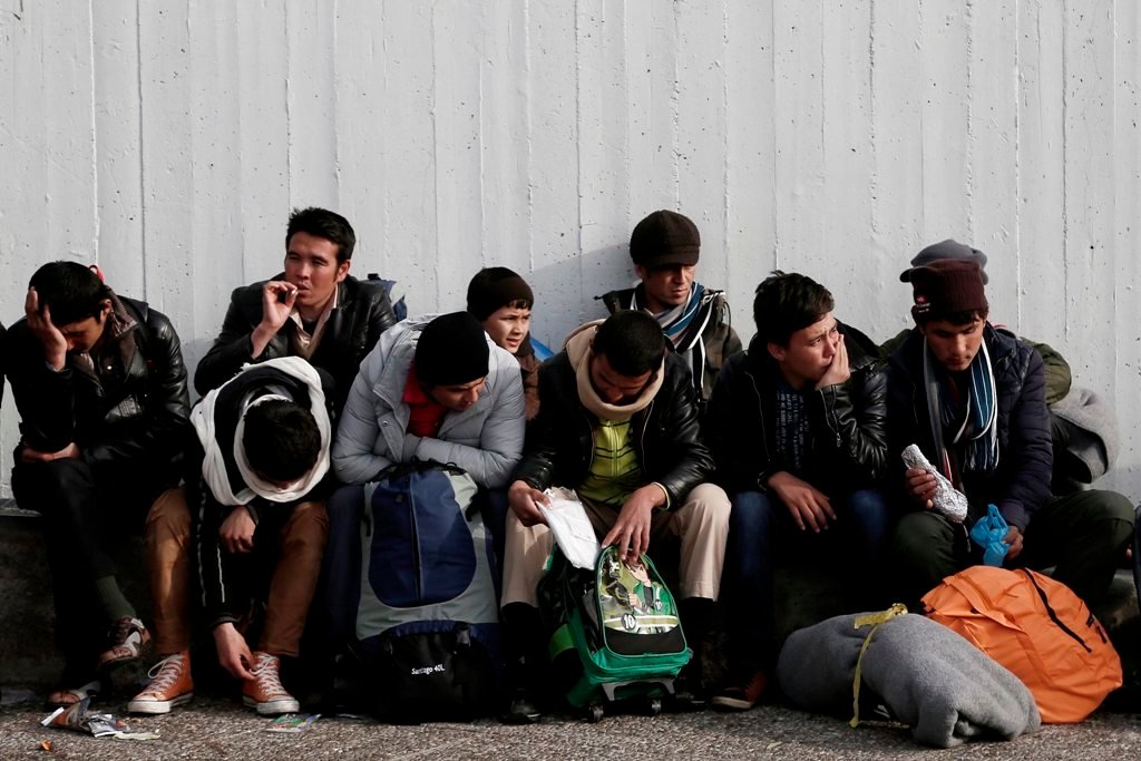 Un grupo de refugiados descansa en el Puerto del Pireo, en Atenas (Grecia).