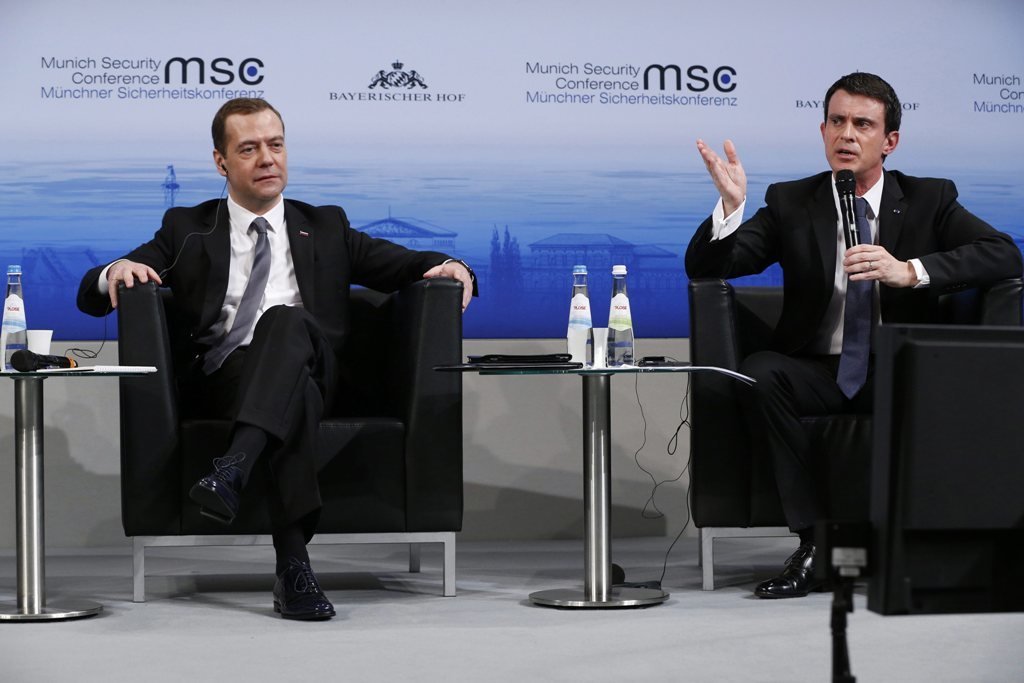 Dmitry Medvedev y Manuel Valls, durante su intervención en la conferencia de seguridad.