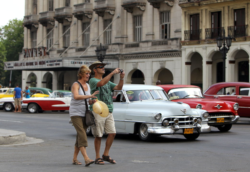 Una pareja de turistas pasea por el casco viejo de La Habana.
