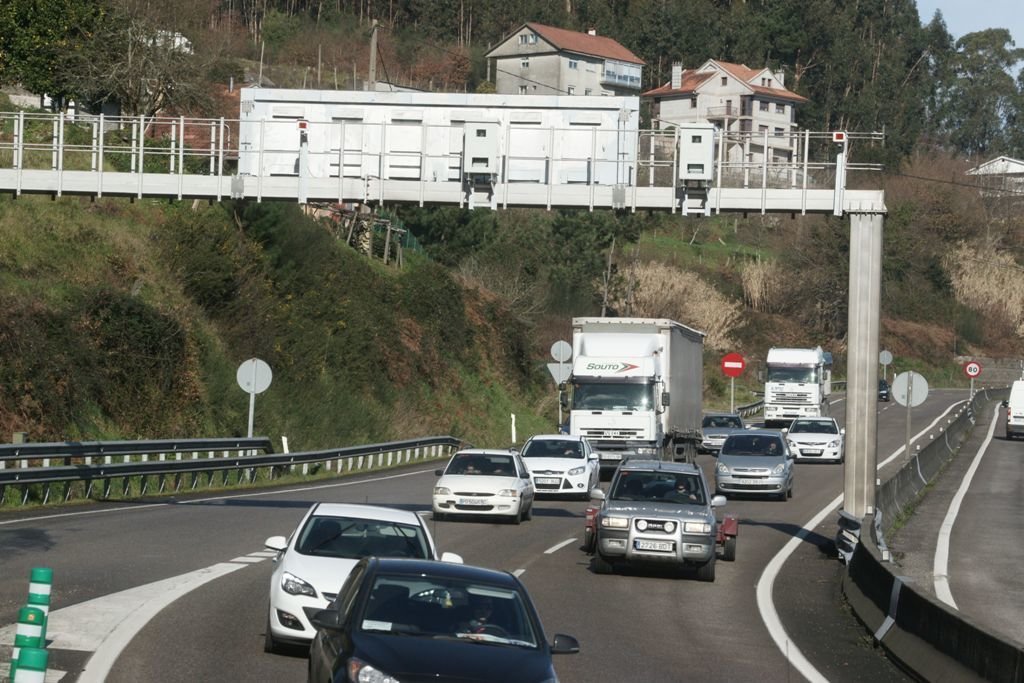 El doble radar en la bajada de la autovía en Puxeiros hacia Porriño, que controla ITV y seguro además de velocidad superior a 68 por hora.