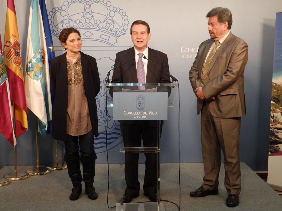 Sonia Castañeda, de la Fundación Biodiversidad, el alcalde Abel Caballero y José Luis Soler, de Biamar.