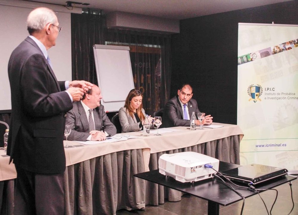 El curso sobre desaparecidos reunió ayer en Vigo, en su primera sesión, a destacados expertos.