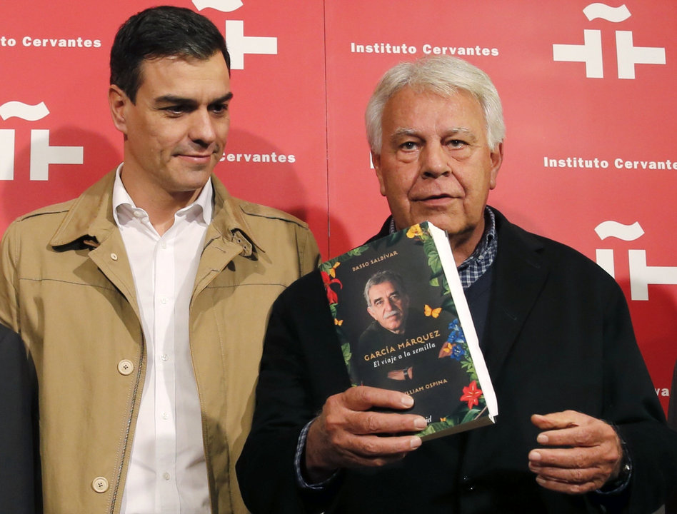 Pedro Sánchez y Felipe González, durante el homenaje a Gabriel García Márquez.