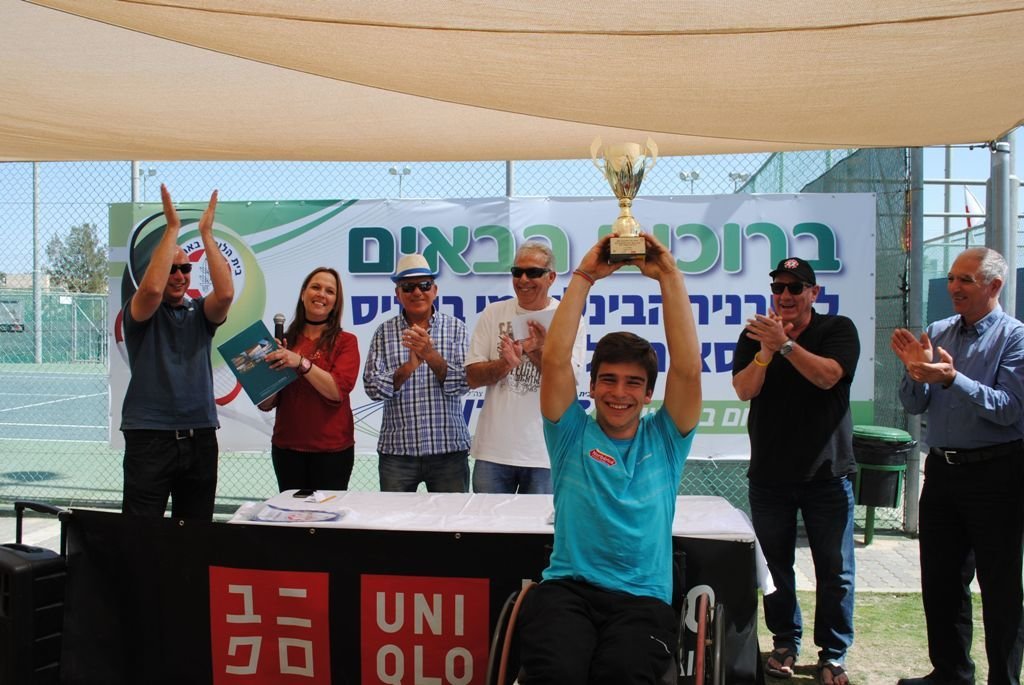 Martín de la Puente levanta el trofeo ganado ayer en Israel.