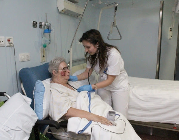 La logopeda Vanesa Sarmento, ayer realizando pruebas a una pacientes del hospital.