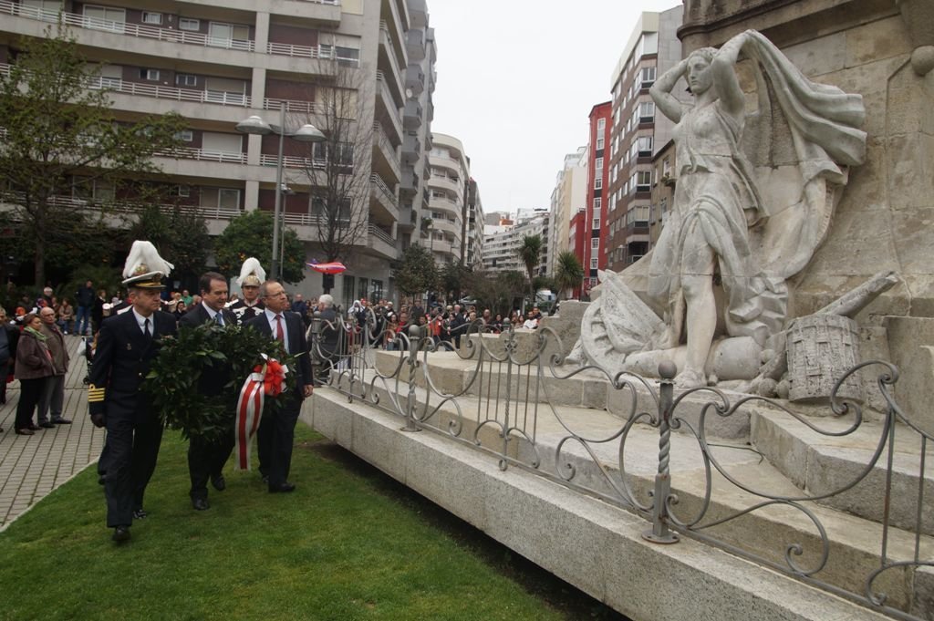La ofrenda floral realizada el pasado año ante el Monumento aos Heroes da Reconquista, en la Praza da Independencia.