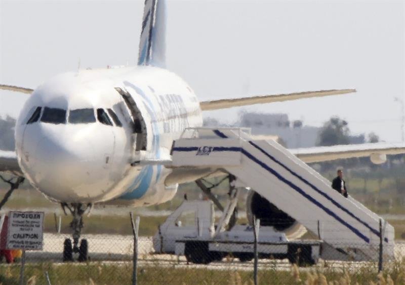 Una persona desciende del avión de Egiptair secuestrado por un pasajero