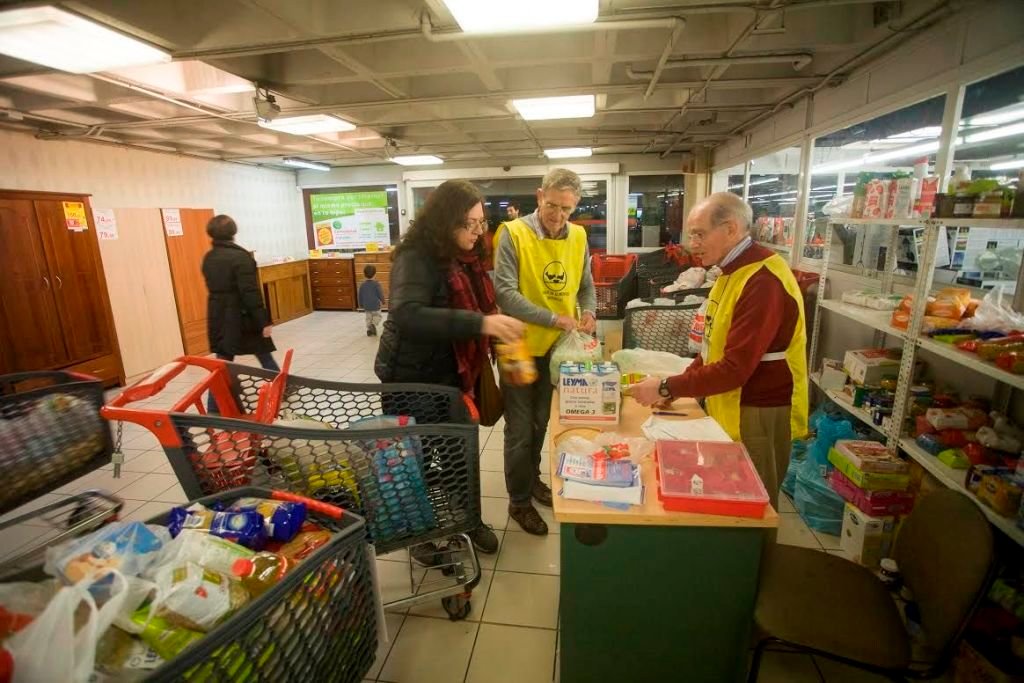 Voluntarios de Banco de Alimentos, recogiendo productos este fin de semana.