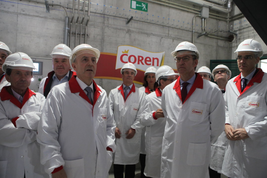 Gómez Franqueira enseña la nueva planta a Núñez Feijóo y Francisco Conde.
