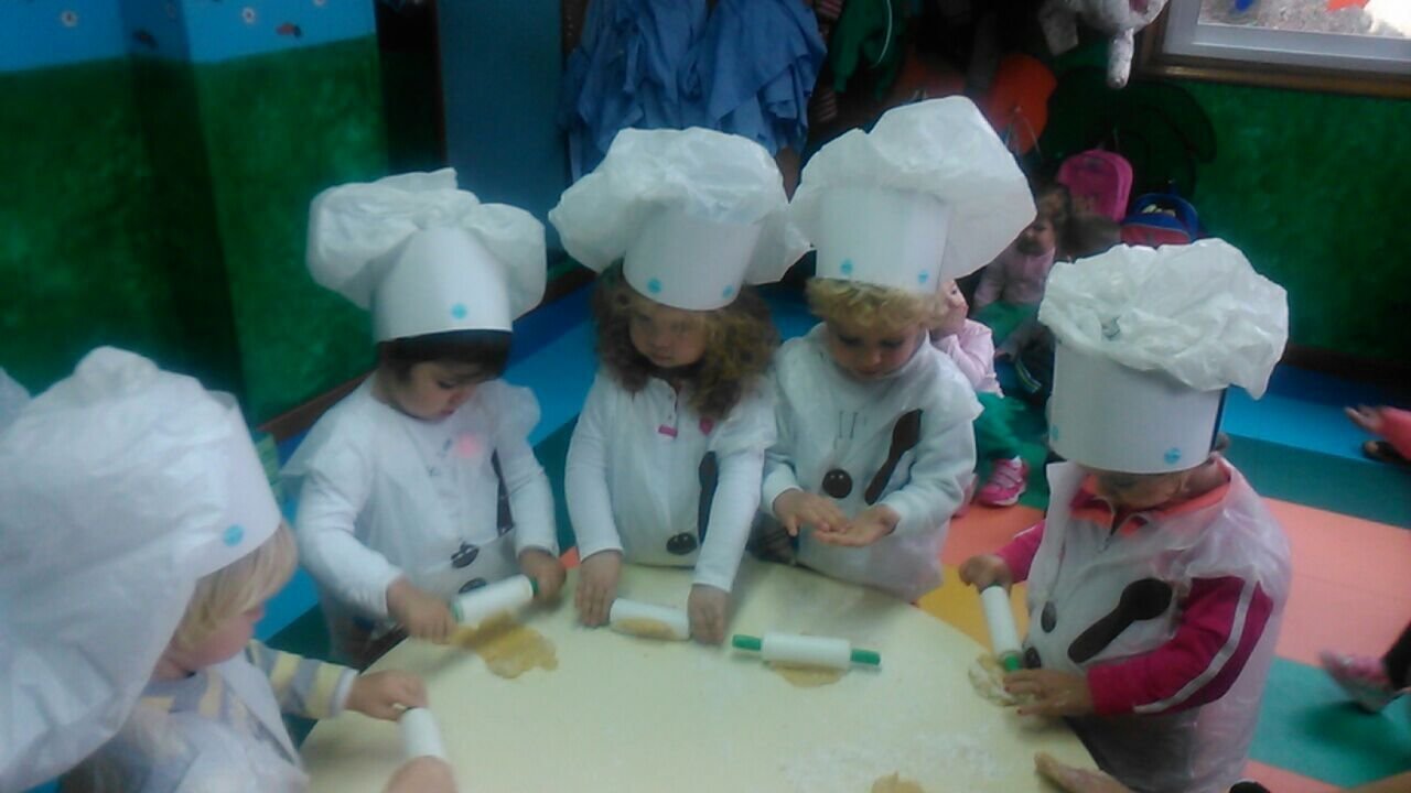 Los alumnos aprenden a cocinar.