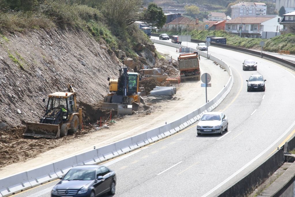 Una de las obras en marcha en Vigo, la ampliación de la AP-9 para el puente de Rande.