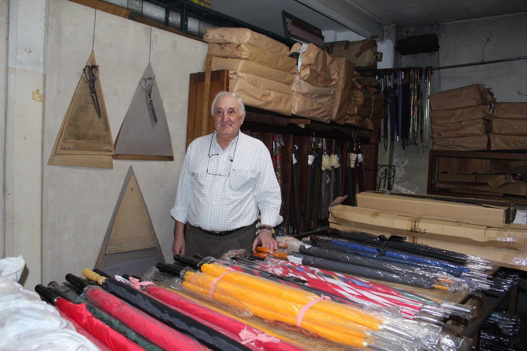 Elías Fernández, en el interior de su tienda de paraguas en la ciudad de Buenos Aires.