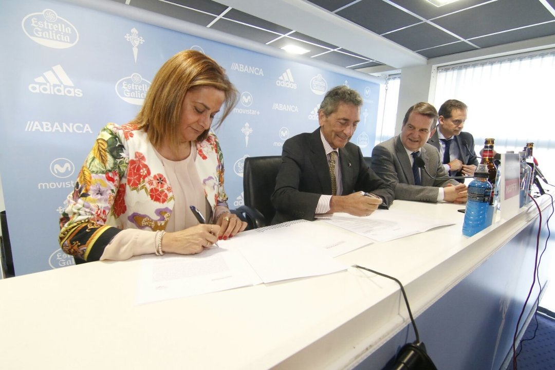 Carmela Silva y Carlos Mouriño han firmado la renovación del convenio acompañados por Abel Caballero
