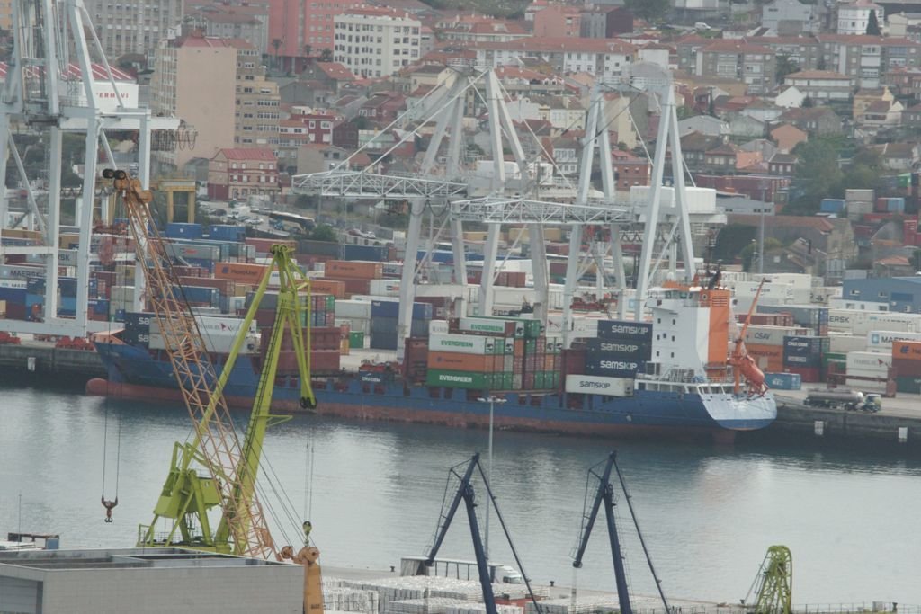 Un mercante operando durante esta semana en la terminal de contenedores de Vigo-Guixar.