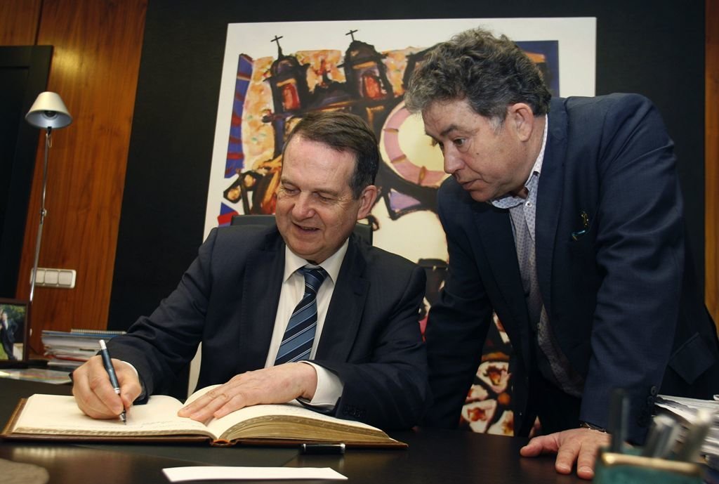 Caballero firma en el libro de honor del Concello de Pontevedra ante Lores.