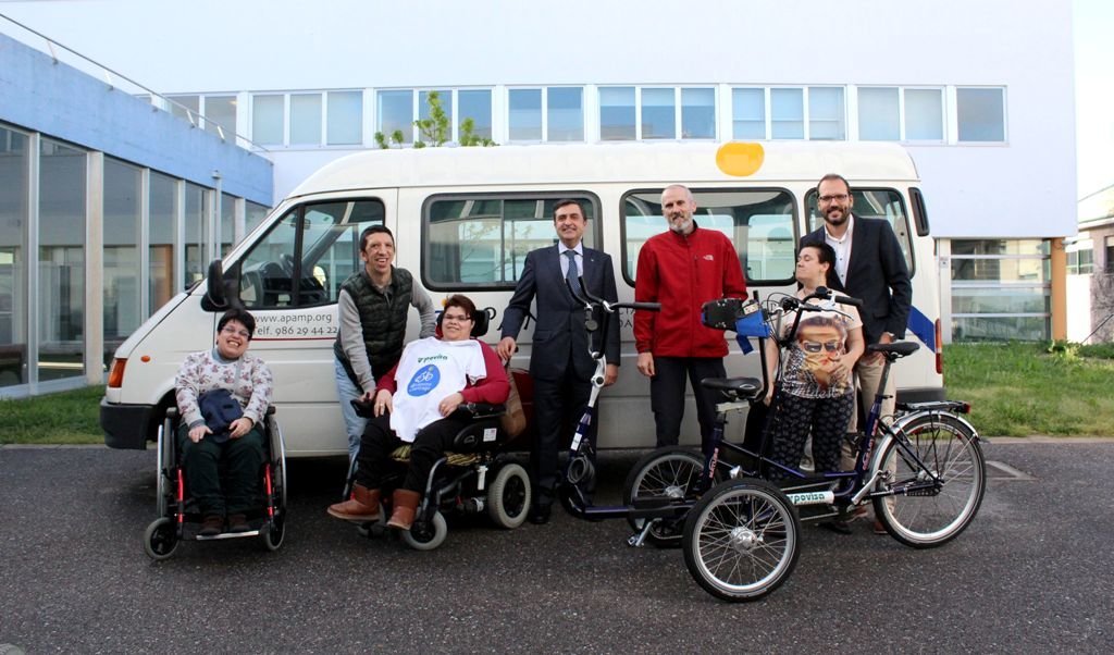 Povisa dona un triciclo al proyecto Discamino