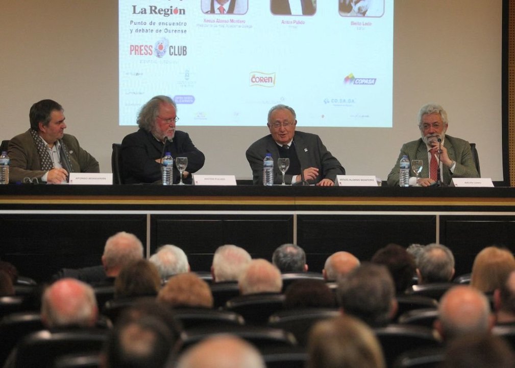 De izquierda a derecha, los ponentes Antón Pulido, Xesús Alonso Montero y Bieito Ledo.