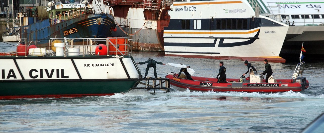 El cuerpo fue transportado por la embarcación &#34;Guadalope&#34; de la Guardia Civil hasta Vigo. // Lanfoco
