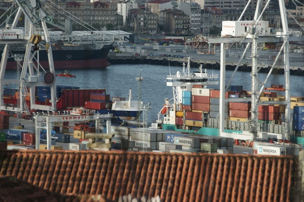 Parte de la terminal de Guixar, con grúas y contenedores de Maersk y otras navieras.