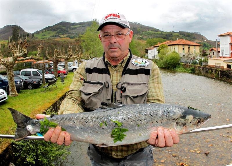 El pescador Guillermo Maroño Varela de 54 años y vecino de la localidad coruñesa de Pontedeume, posa con el &#34;campanu&#34;