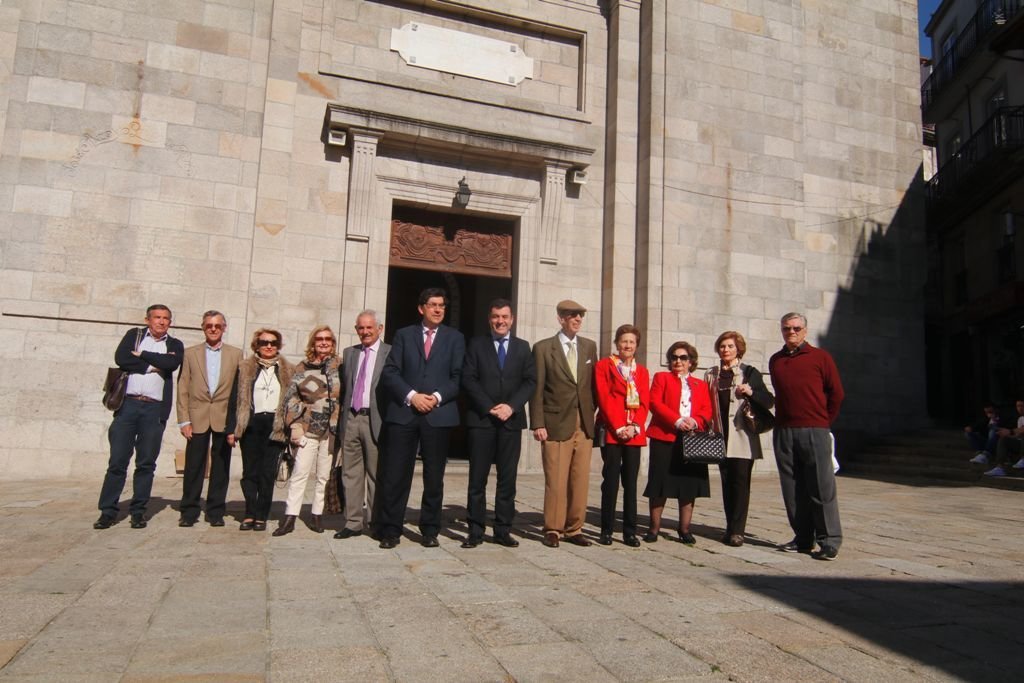 El conselleiro de Cultura, Román Rodríguez, junto al delegado territorial de la Xunta, Ignacio López Chaves ( en el centro), con representantes de colectivos a favor del patrimonio.