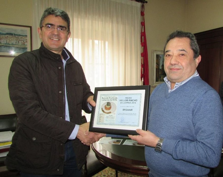 Alfonso Pérez recogió el diploma del manos del alcalde de A Guarda, Antonio Lomba.