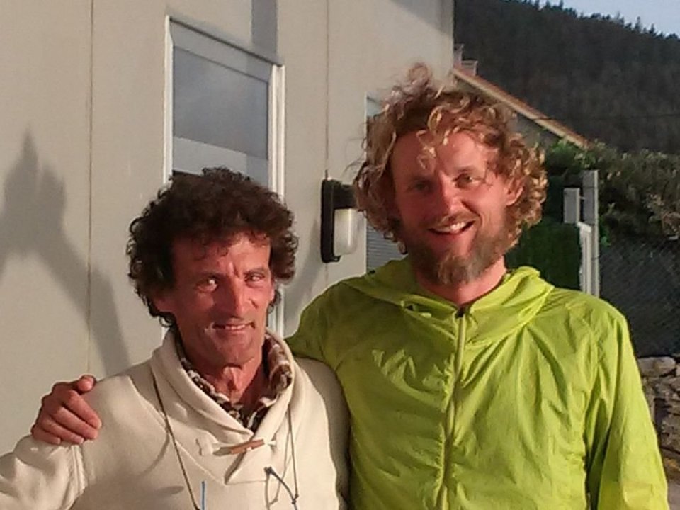 Xabier Garrido con Richard McNair, el primer peregrino que estrenó el albergue solidario del Camping Mougás.