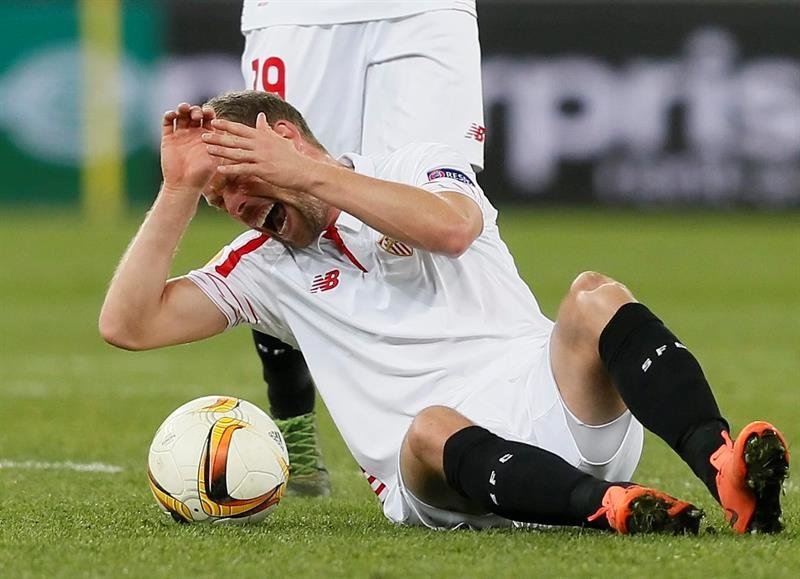 El centrocampista danés del Sevilla Michael Krohn-Dehli, se queja sobre el césped