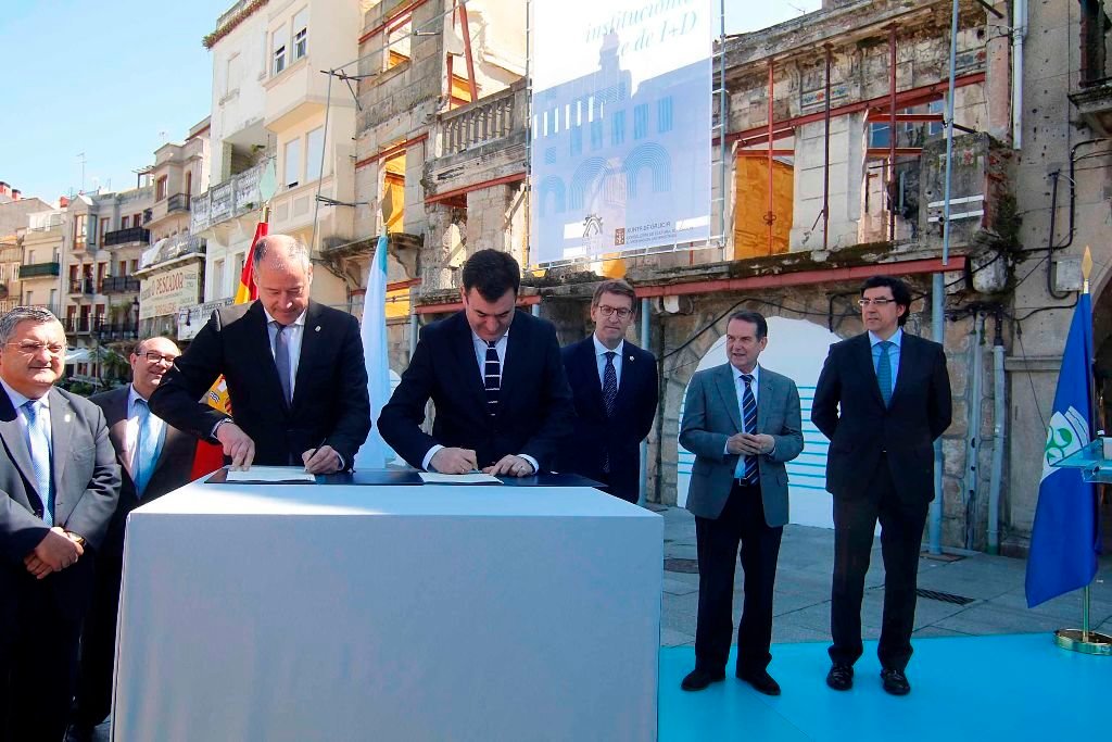 El rector vigués, Salustiano Mato, y el conselleiro de Educación, Román Rodríguez, ayer durante la firma del convenio.