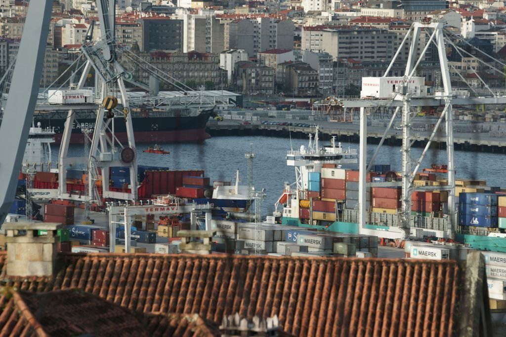 Contenedores de Maersk y otras navieras en la terminal de Guixar.