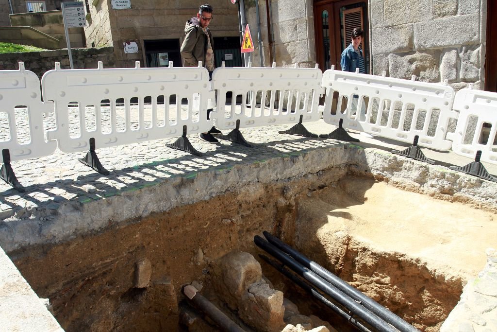 La excavación en la calle II República estudiará ahora los restos.