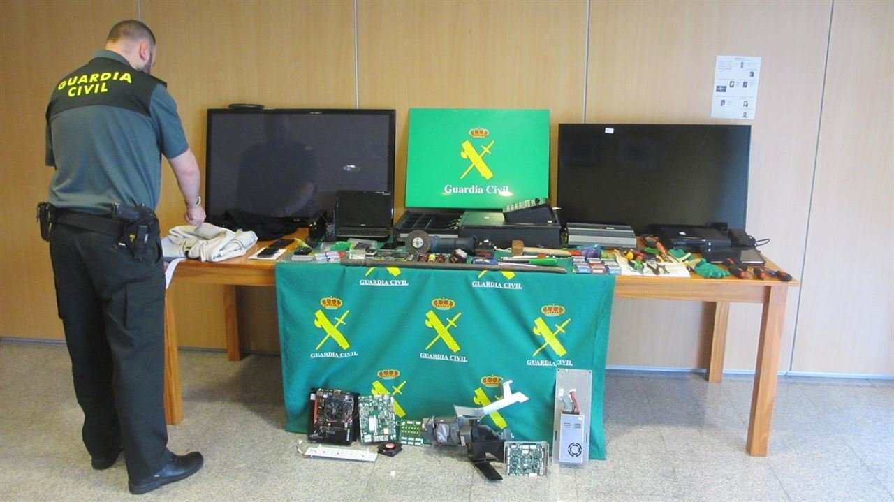Objetos intervenidos por la Guardia Civil al grupo criminal.