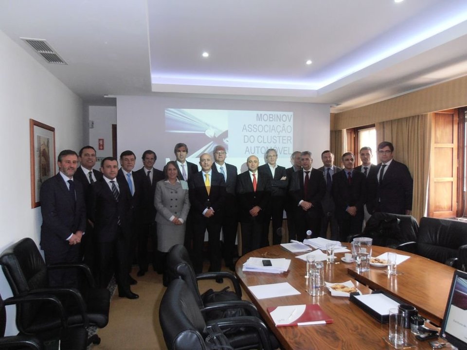 Foto de familia de los representantes de instituciones y empresas que han constituido Mobinov.