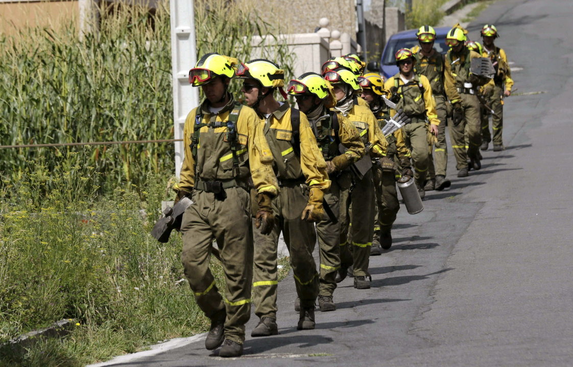.Componentes de una brigada antiincendios, desplegados en el municipio de Carnota.