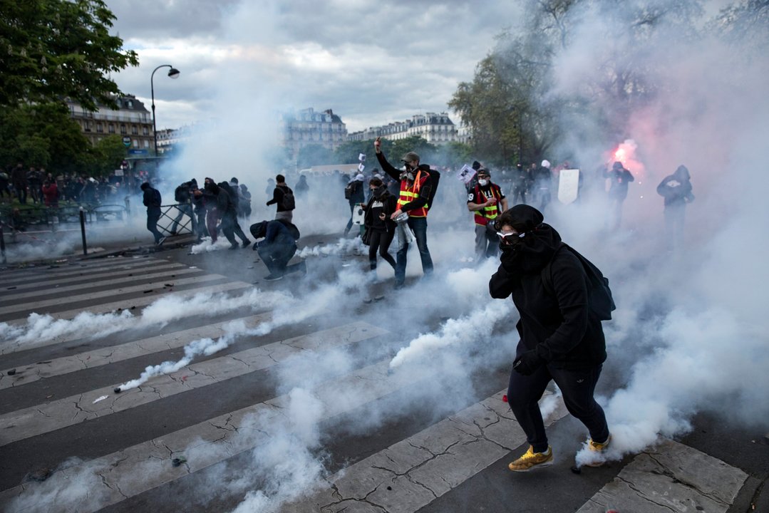 Batalla entre manifestantes y policía en las calles de París.