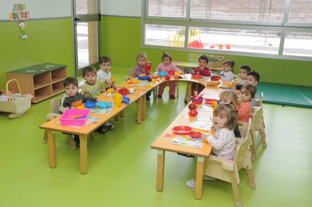Un grupo de niños realizando actividadades en una escuela infantil.