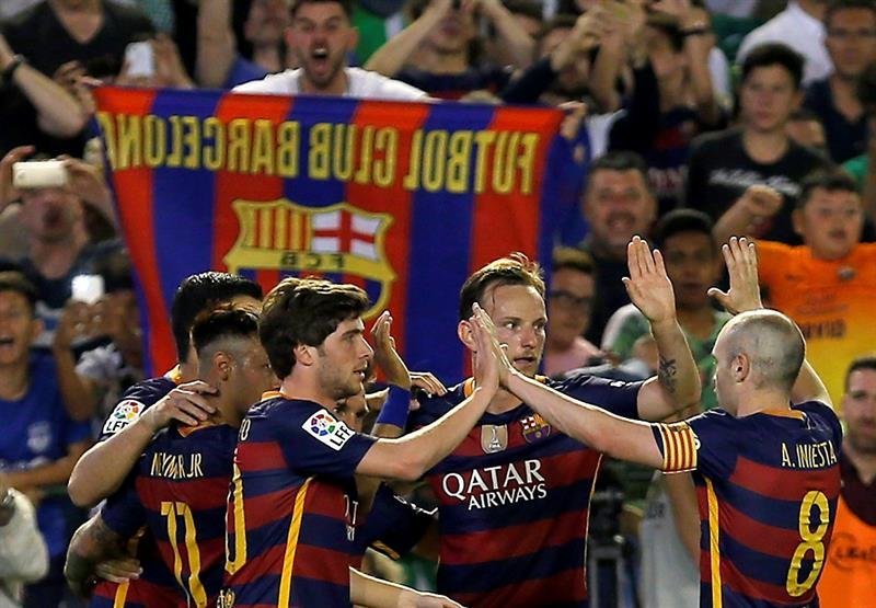 El delantero uruguayo del FC Barcelona Luis Suárez celebra con sus compañeros el gol