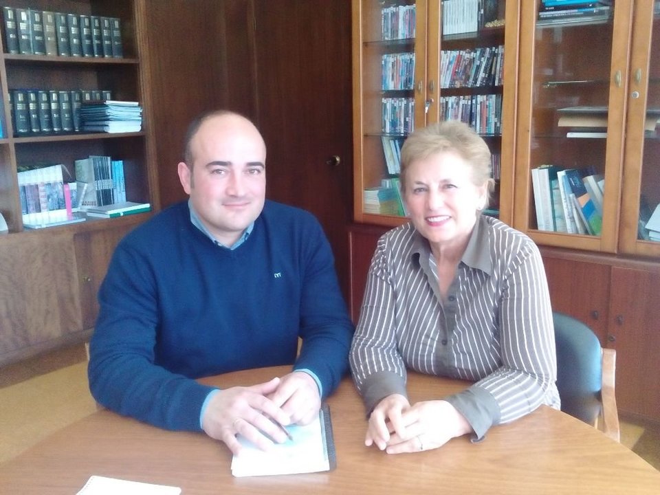 Xoán Carlos Montes y Marina Alfaro en el despacho de alcaldía del Concello de Mondariz.