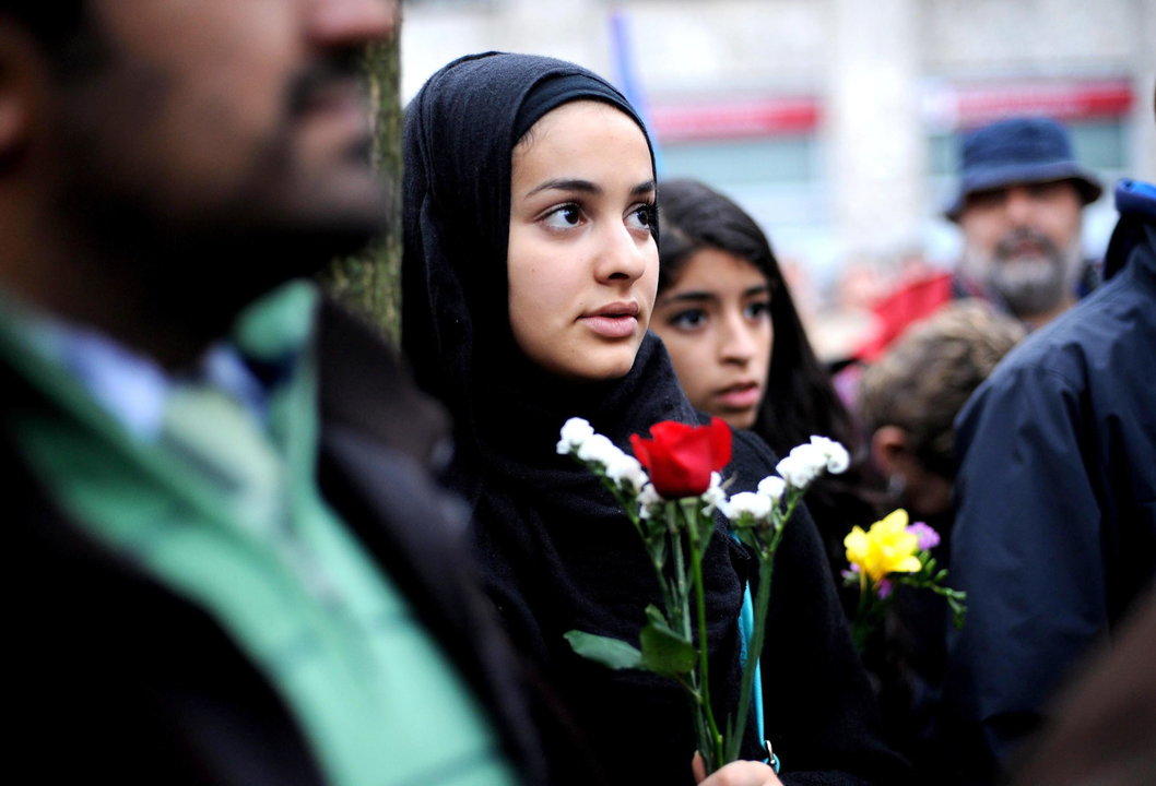 Jóvenes musulmanas, en una concentración de rechazo al terrorismo islamista, en Milán.