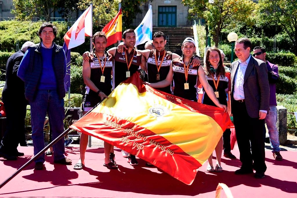 Ziérbena recogió la bandera de campeón de España absoluto.