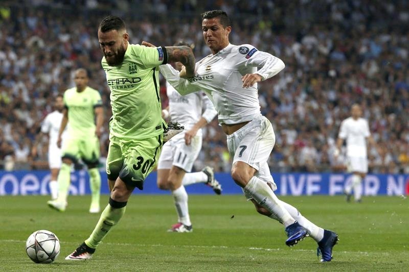 Cristiano Ronaldo (d) disputa un balón con el defensa francés del Manchester City Nicolás Otamendi