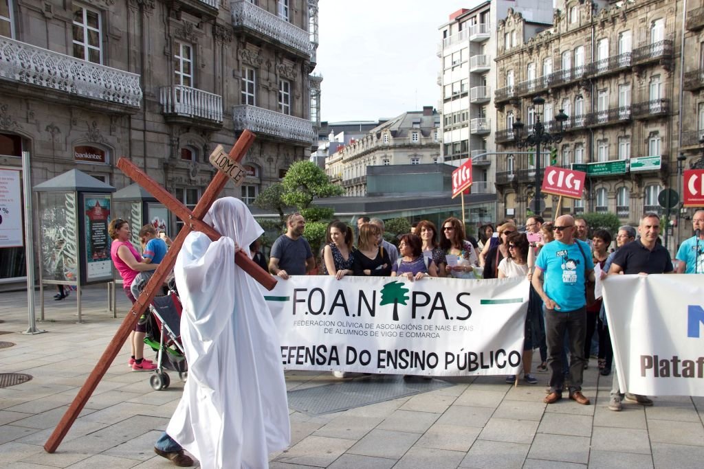 Las asociaciones de padres de Foanpas organizaron la protesta con pancarta y cruz incluida.