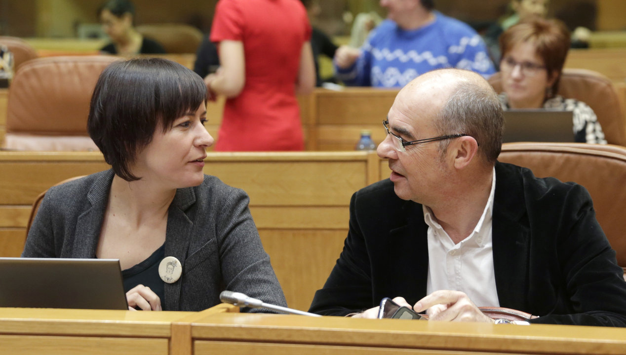 Pontón y Jorquera conversan durante una sesión plenaria en el Parlamento autonómico.