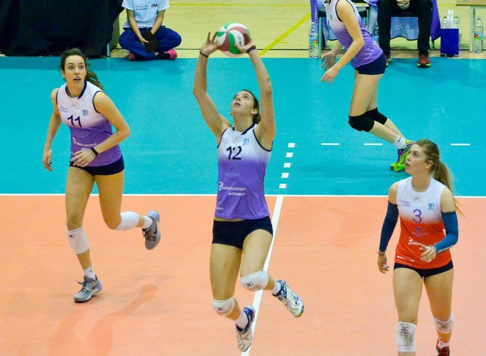 La colocadora viguesa María Alejandra Álvarez, en un partido con el Feel Volley Alcobendas.