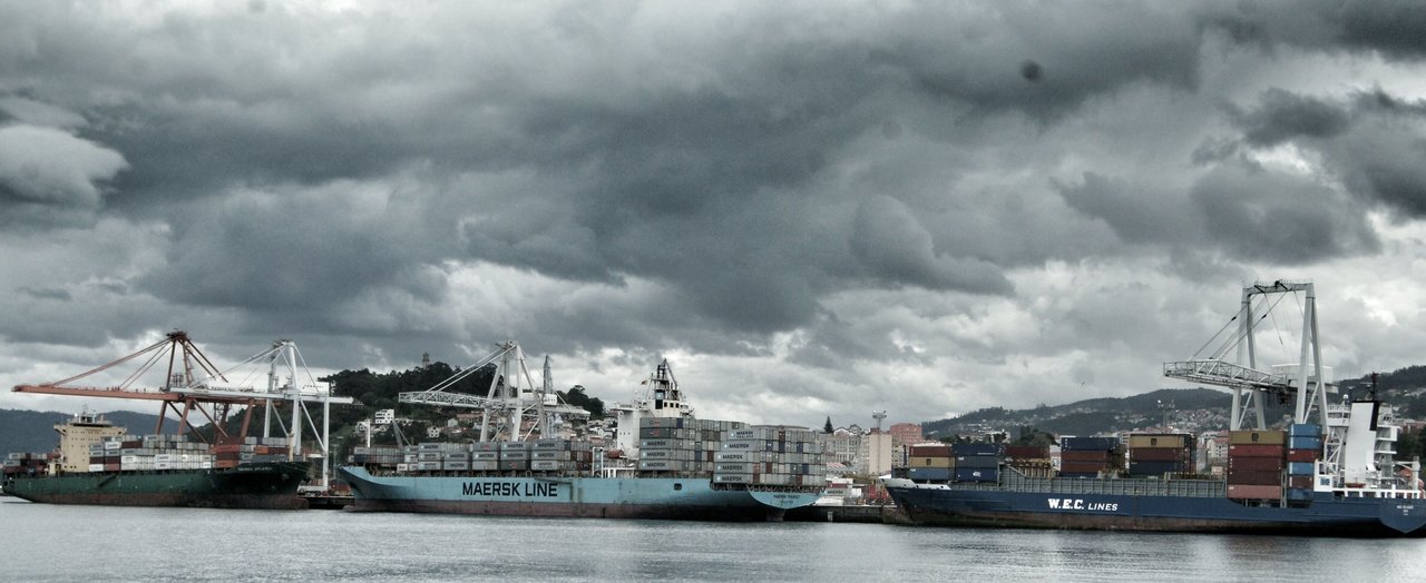 El puerto vigués vivió ayer uno de sus días de más operatividad en todo el año con la coincidencia de tres grandes mercantes // Vicente Alonso