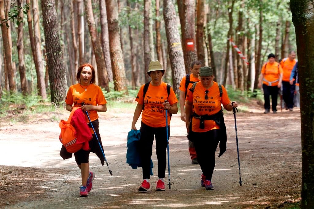 Participantes en la tercera andaina por los montes a su llegada al parque forestal de Zamáns.