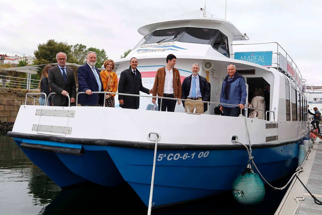 Políticos y empresarios en la salida del primer crucero por la Ría en un catamarán desde el Náutico.